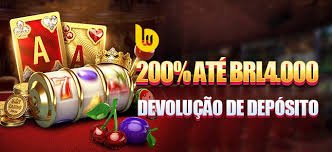 Người hâm mộ bóng đá Việt Nam theo dõi trận đấu V.League trên điện thoại